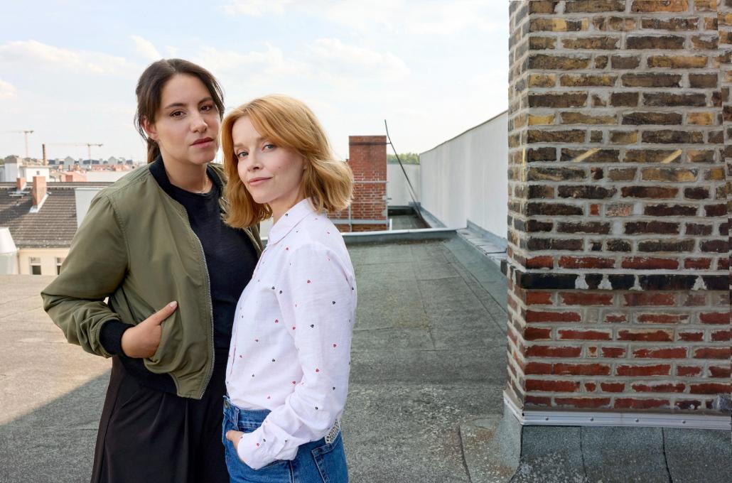 Karoline Schuch (r.) steht bereits im Herbst 2024 mit Almila Bagriacik vor der Kamera.