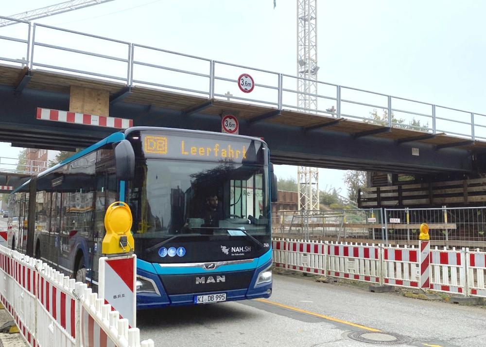 Ab Montag, den 21. Oktober werden Fahrzeuge eine Höhenkontrolle in der Alten Lübecker Chaussee passieren, bevor sie unter der Brücke entlang fahren.