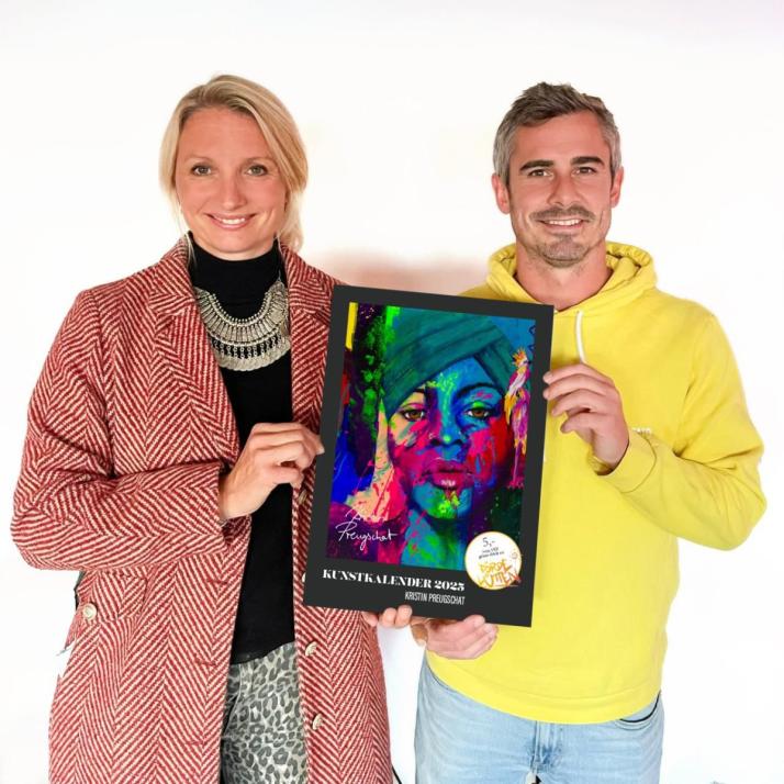 Künstlerin Kristin Preugschat und Ex-Holstein-Spieler Fin Bartels präsentieren den Kunstkalender 2025
