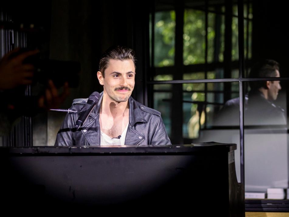 Wie aus dem Gesicht geschnitten: Valentin Findling als Freddie Mercury am Klavier.