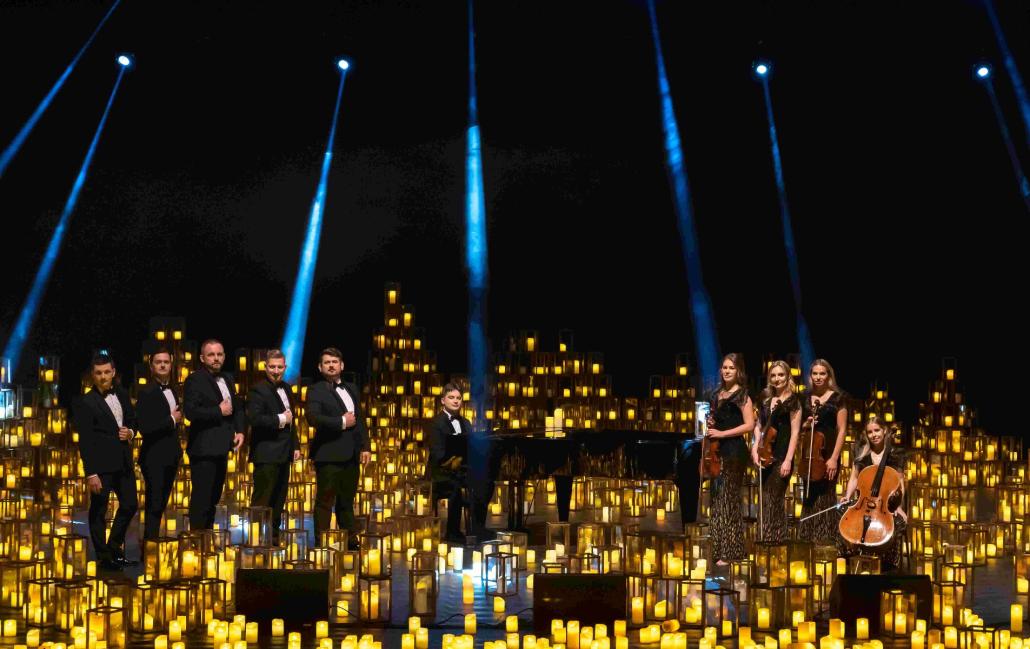 Bildunterschrift: Ein Meer aus Kerzen und fantastische Klänge: Die 1.000 Lights Concerts kommen 2024 nach Kiel.