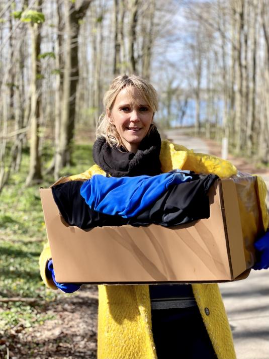 Sandra Goukassian hat wieder mal gepackt und bringt Aussortiertes zum Obolus, wo sie sich regelmäßig auf die herzlichen Mitarbeitenden freut.