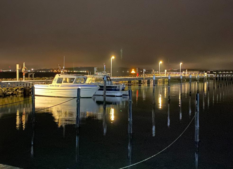 Der Möltenorter Hafen bei Nacht – so ähnlich kann dein Foto aussehen.