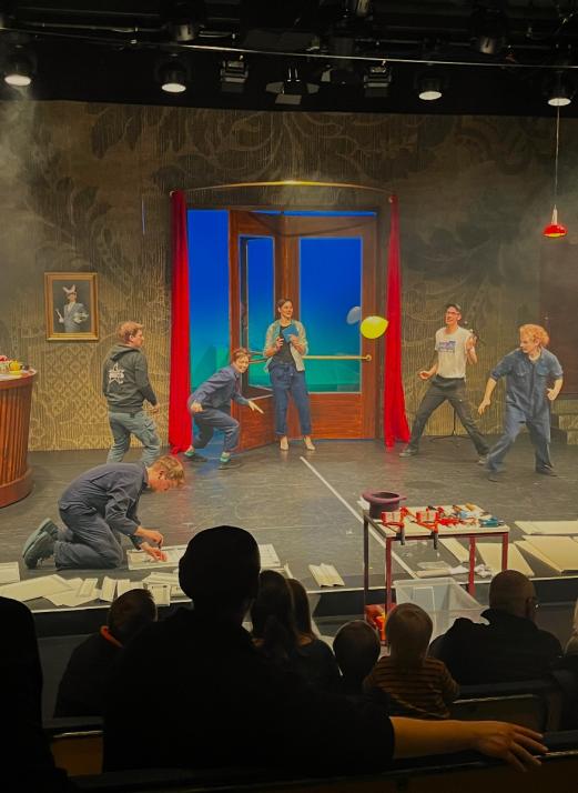  Möbelbauen, Kreativität und Gemeinschaft im Werftpark-Theater