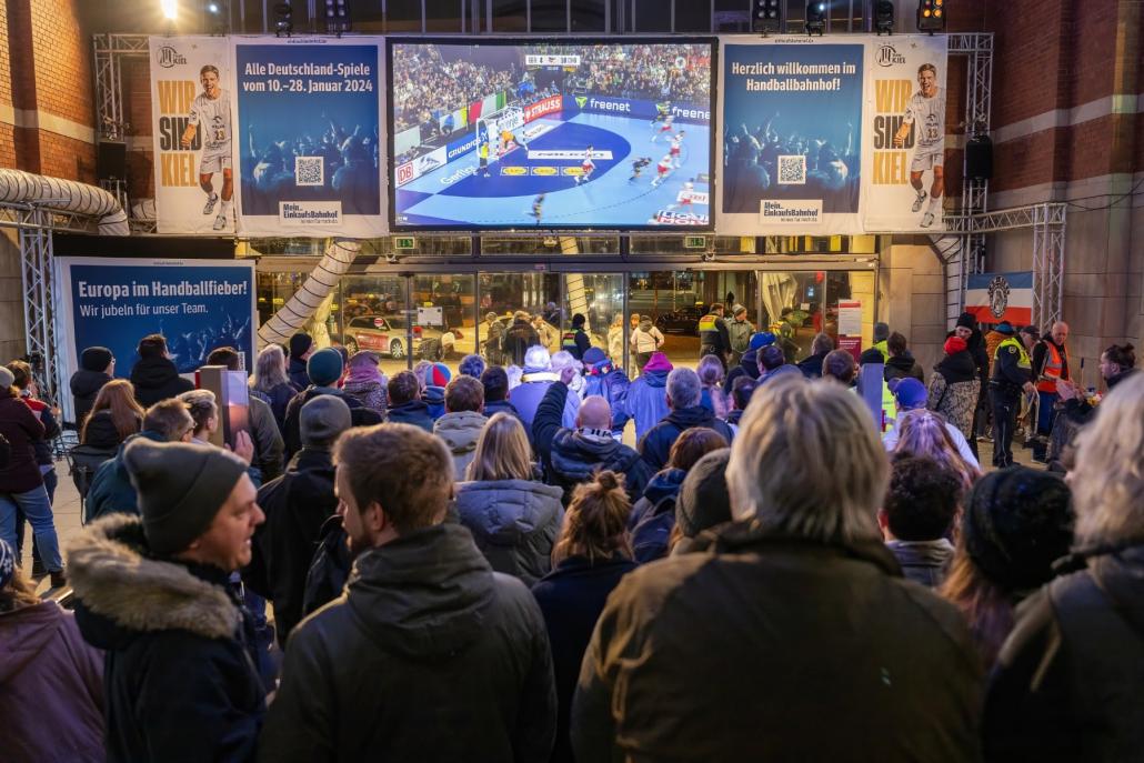 Ab Mittwoch, den 15. Januar überträgt der Kieler Hauptbahnhof alle deutschen Handballspiele der Weltmeisterschaft 2025.
