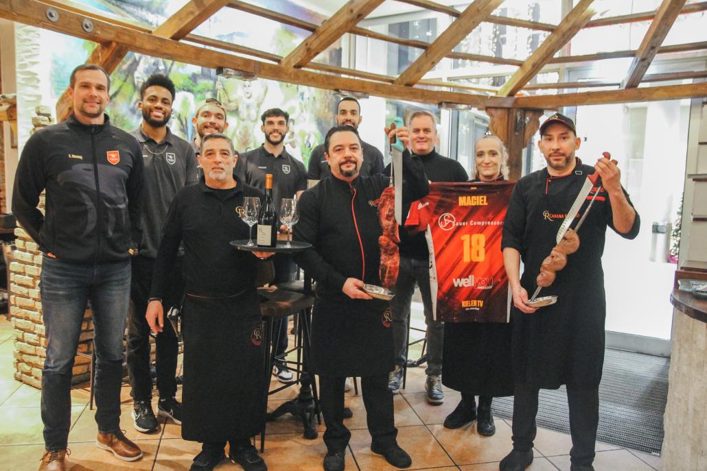 Das Team vom Cabana Rodizio versorgt seine Gäste nicht nur mit saftig-zarten Fleischspießen, sondern auch mit anderen Köstlichkeiten wie Serranoschinken, Empanadas, Antipasti, Scampi und vielem mehr