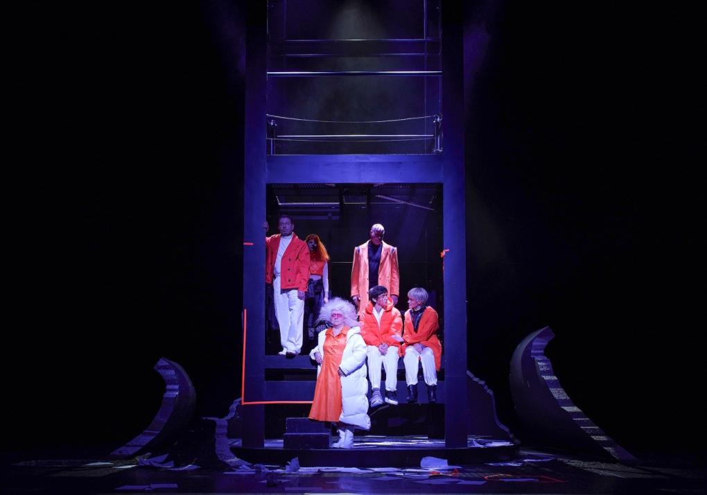 Die Hauptfiguren des Stücks:
h.v.l.n.r.: Großvater (Zacharias Preen), Anna (Eva Kewer), Vater (Christian Kämpfer)
v.v.l.n.r.: Großmutter (Regine Hentschel), Oskar (Tristan Taubert), Mutter (Jennifer Böhm)