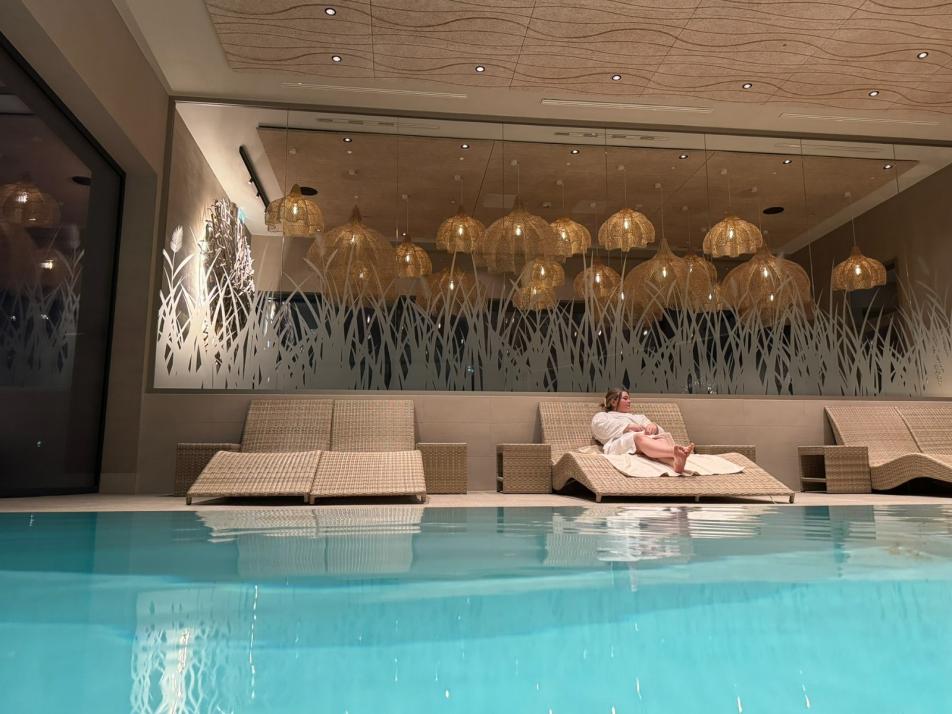 Entspanne in der einzigartigen Landschaft von „20 Stories – Sauna & Spa“ im Slowdown Bottsand Hotel.