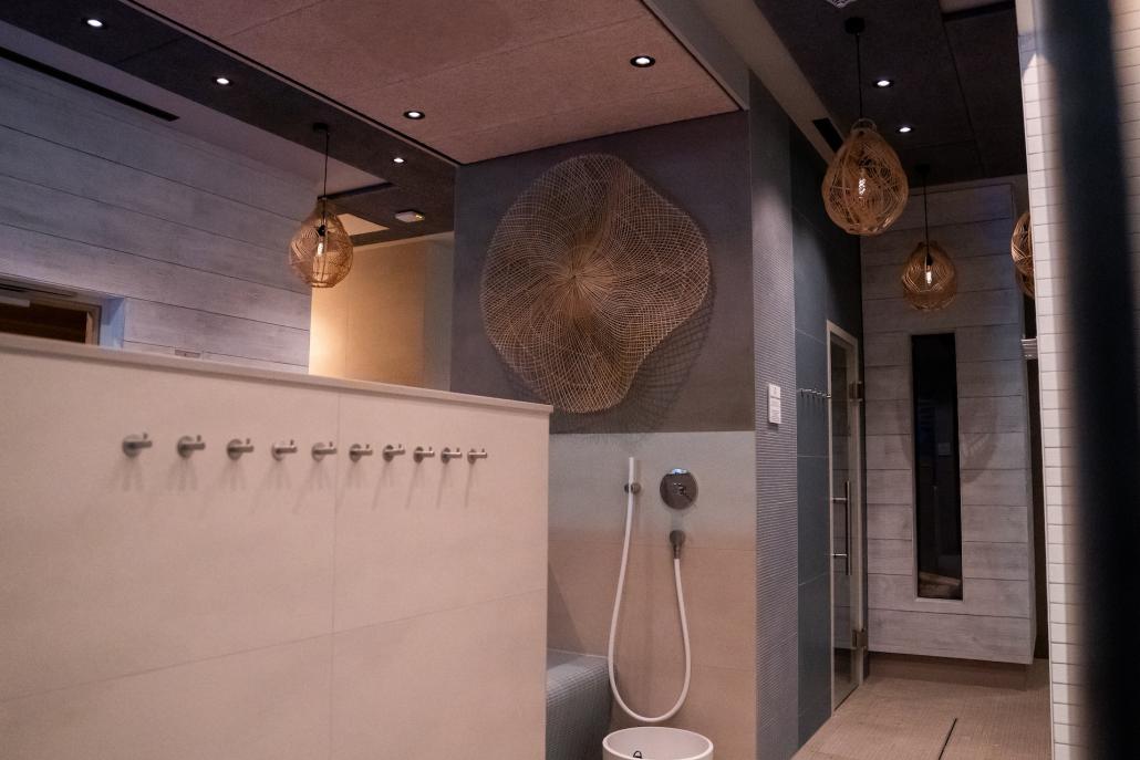 Im Spa-Bereich des Slowdown Bottsand Hotels hast du die Möglichkeit, in mehreren Saunen zu entspannen.