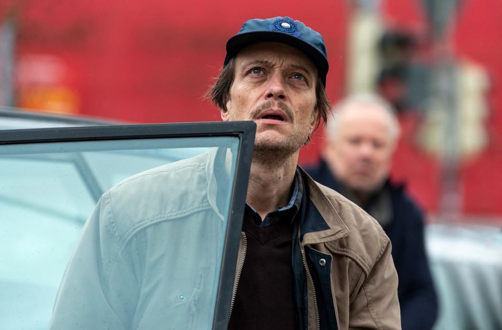 Robert Frost (August Diehl) macht eine schockierende Entdeckung in Kiels Innenstadt.
