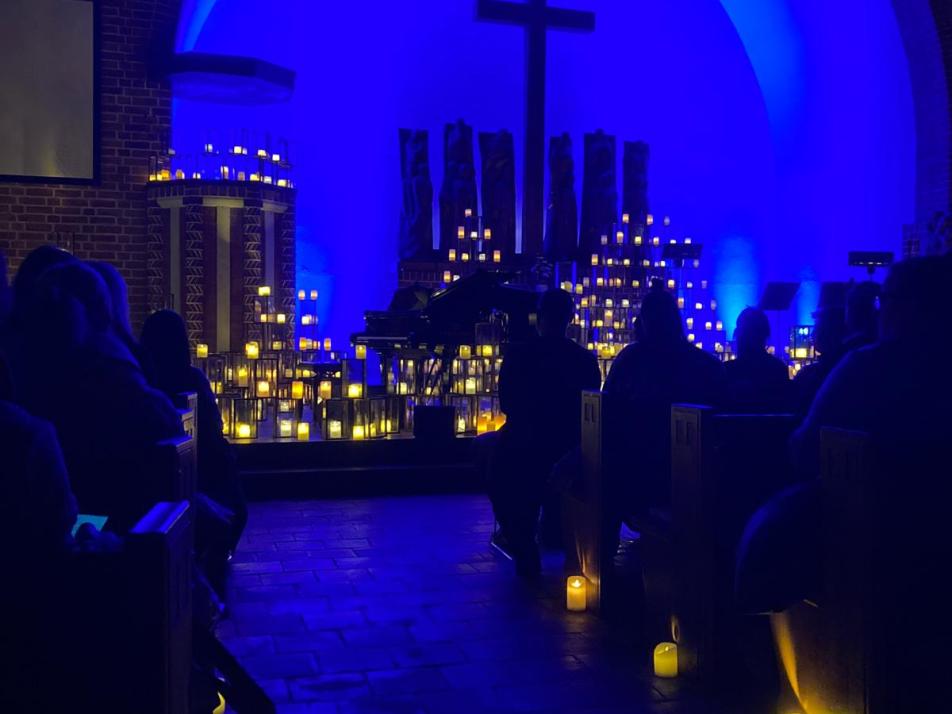 Stimmungsvolle Atmosphäre bei 1.000 Lights in Concert in der Wiker Petruskirche.