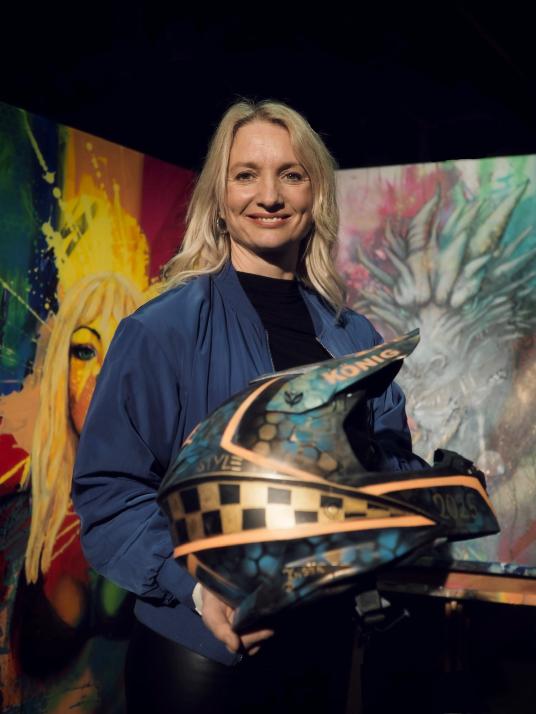 Die Kieler Künstlerin Kristin Preugschat hat die Trophäen für dieses Jahr handgefertigt und ein Bild zugunsten des Vereins &quot;Förde Lütten&quot; gemalt.