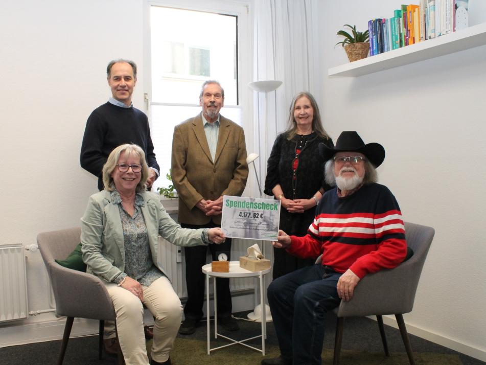 Uwe Göllner (v.re.), Marita Kähler und Bernd Seeger übergaben den symbolischen Spendenscheck an Prof. Dr. med. Nicolai Maass und Annkatrin Rogge. 