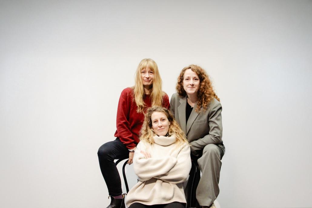 Die Darstellerinnen der „Vagina Monologe“: Sarah Johnson (hinten links), Iris Farber (hinten rechts) und Rafaela Schwarzer (vorne)