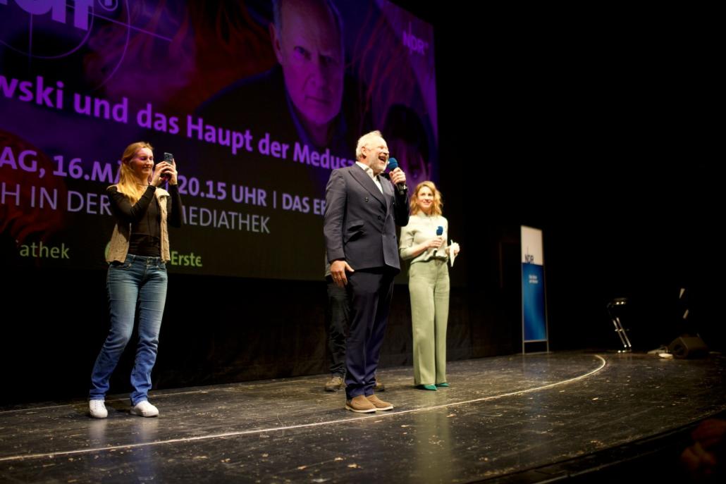 Axel Milberg genießt die letzten Momente auf der Bühne des Abends im Schauspielhaus.