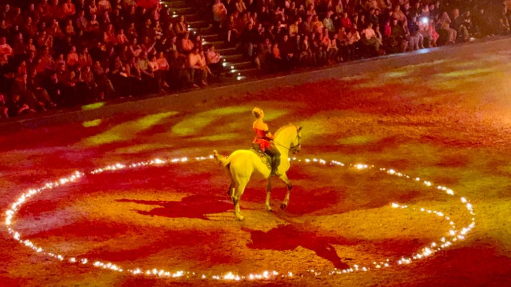 Dajana Pfeifer während der Show "Cavalluna" auf ihrem Pferd Lenny in der Wunderino Arena.