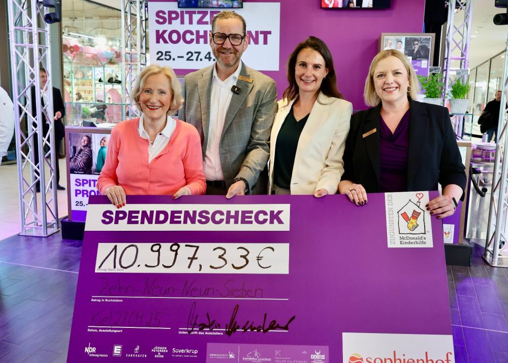 Angelika Volquartz (Präsidentin des Freundeskreises Ronald McDonald Haus Kiel), Karsten Bärschneider (Center Manager Sophienhof Kiel), Tanja Schürmann (Hausleiterin Ronald McDonald Haus Kiel), Janine Heuck (Center Management Sophienhof Kiel)