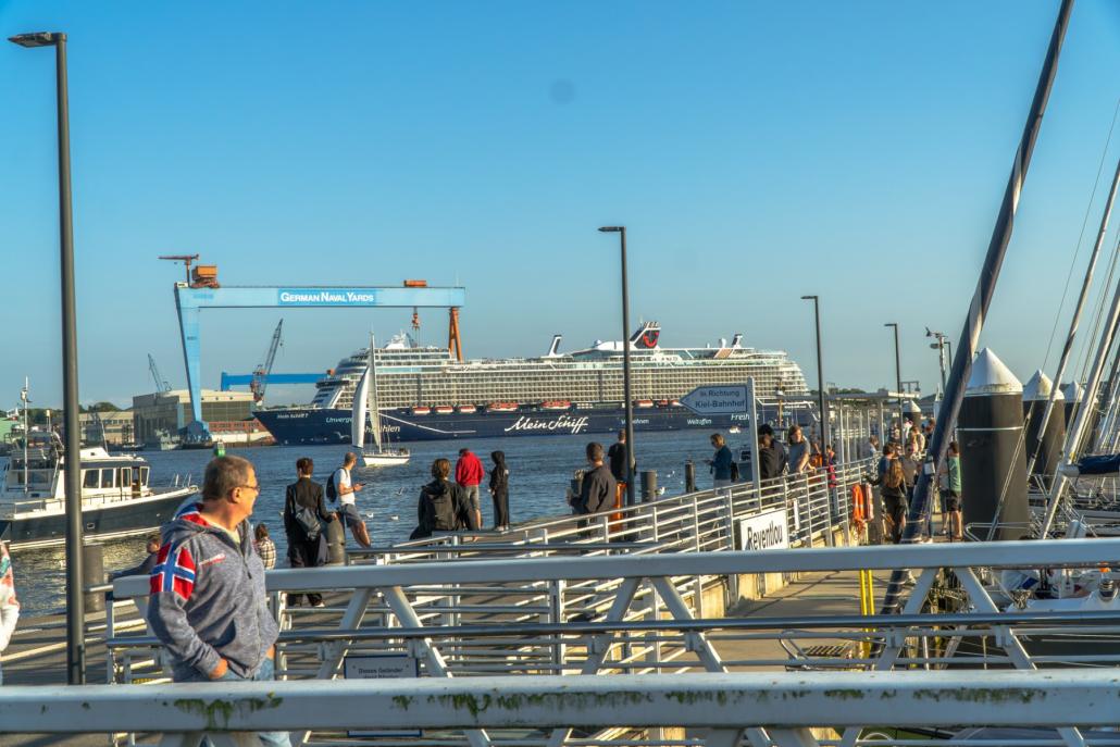 Auftakt in die Kreuzfahrtsaison: AIDAnova eröffnet in Kiel