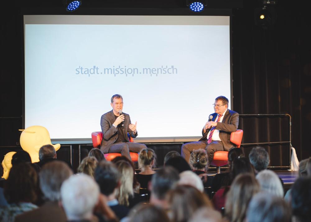 Oberbrügermeister Dr, Ulf Kämpfer im Dialog mit Sozialdezernent Gerwin Stöcken (r.).
