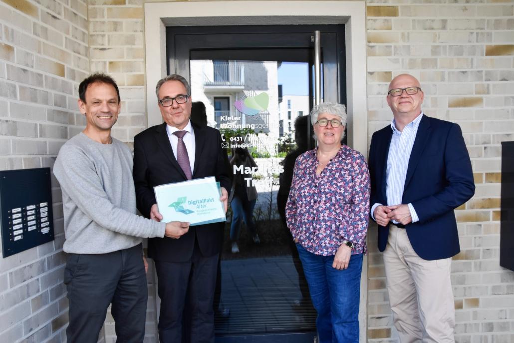 v.l.n.r.: Jonas Dageförde (Chief Digital Offi cer der Landeshauptstadt Kiel,
Projektleitung SmarterLeben), Arne Leisner (Leitung Amt für Soziale Dienste
der Landeshauptstadt Kiel), Christine Rohrmann (Bereichsleiterin Senior*innen
Anlaufstelle Nachbarschaft, AWO Kreisverband Kiel),
Markus Reutershan (Geschäftsführung Kieler Wohnungsgesellschaft)