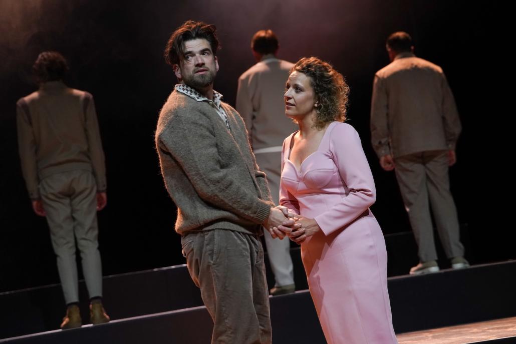 John Proctor (Rudi Hindenburg) ist einer der wenigen, die noch bei Verstand sind in Salem. Ein falsches Geständnis will er nicht ablegen, sondern lieber seine Würde bewahren – dafür zahlt er einen hohen Preis.