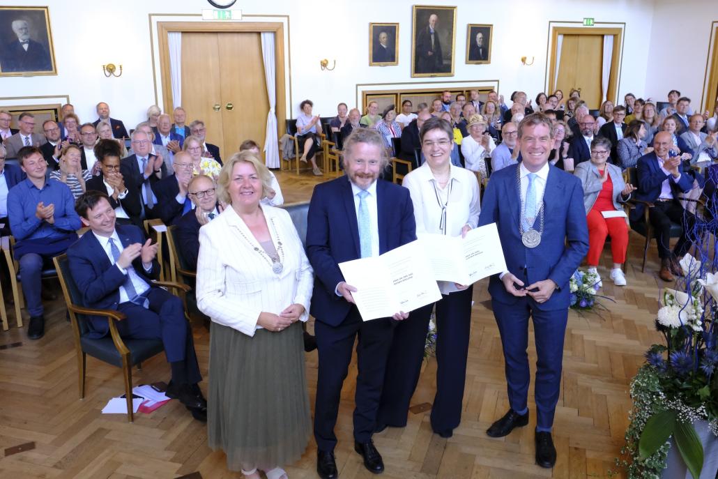 V.l.: Stadtpräsidentin Aust mit der Preisträgerin Prof. Dr. med. Claudia Baldus und Preisträger Dr. rer. nat. Rainer Adelung mit Oberbürgermeister Dr. Ulf Kämpfer