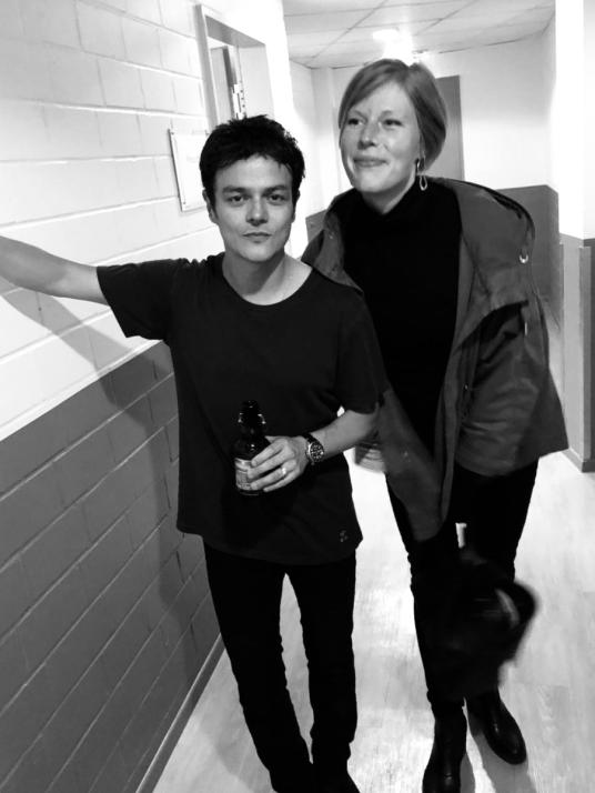 SHMF-Pressesprecherin Laura Hamdorf mit Jamie Cullum.
