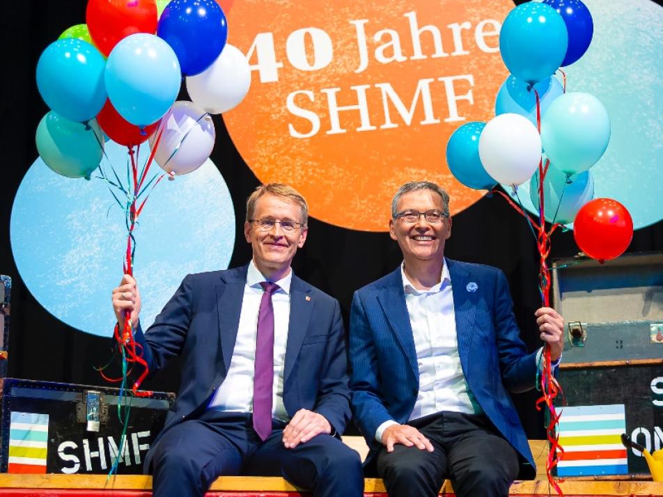 Schleswig-Holsteins Ministerpräsident, Daniel Günther, und der Intendant des Schleswig-Holstein Musik Festival, Christian Kuhnt, feiern das Jubiläum des Festivals.