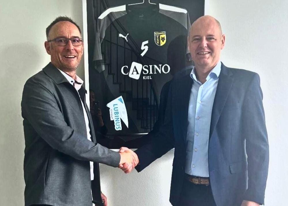 V. l.: Sönke Bergemann, Geschäftsführer der Team Handball Altenholz GmbH und Casino Kiel-Geschäftsführer Rainer Schepull.
