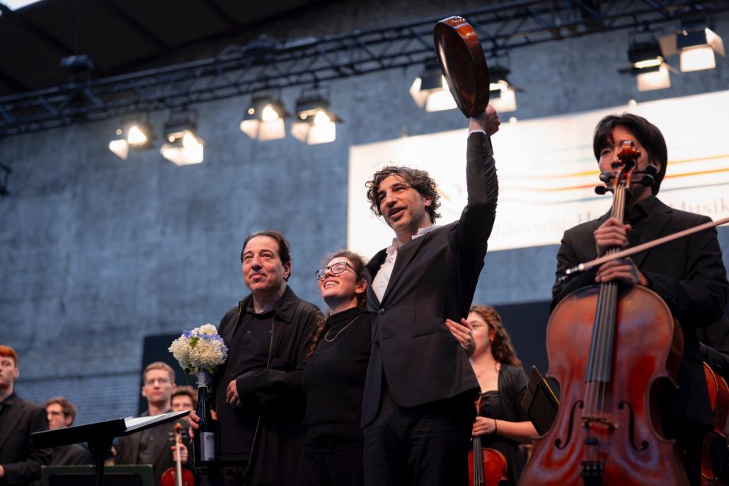 Stehende Ovationen gab es für Fazıl Say, Nil Venditti, Avi Avital und das hervorragende Orchester.