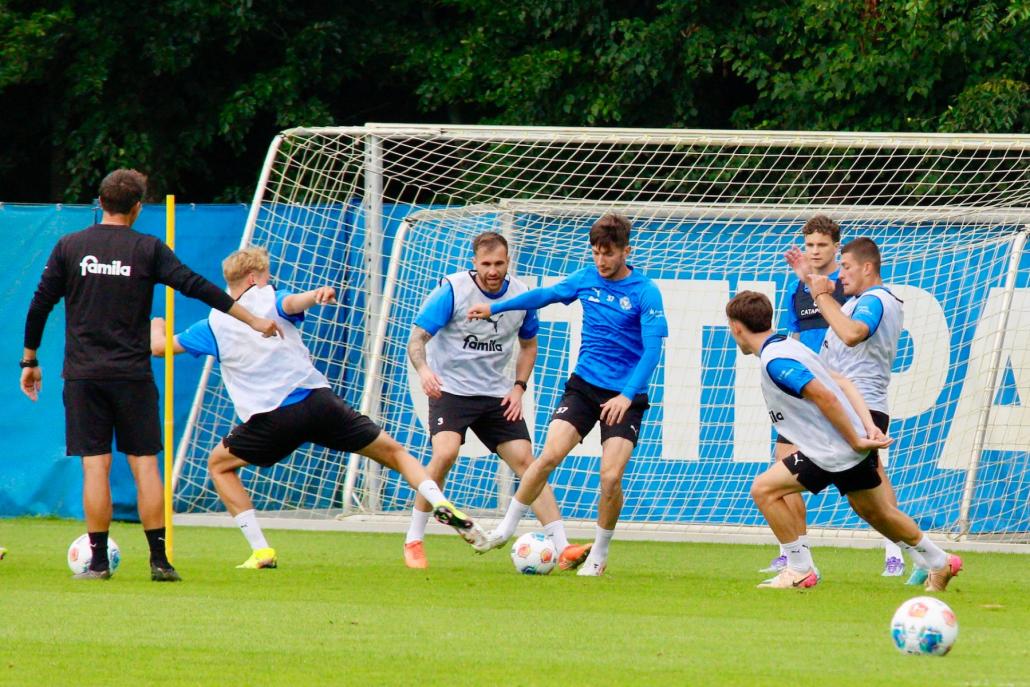 Intensiv und fokussiert ging es bei der ersten öffentlichen Einheit von Holstein Kiel vor dem Start in die Saison am 2. August gegen den SC Paderborn zur Sache.