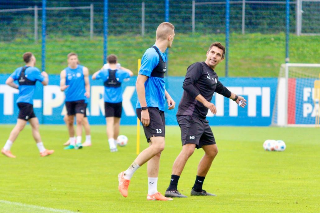 Körpereinsatz: Trainer Marcel Rapp gibt persönlich Anweisungen zum Stellungsspiel.