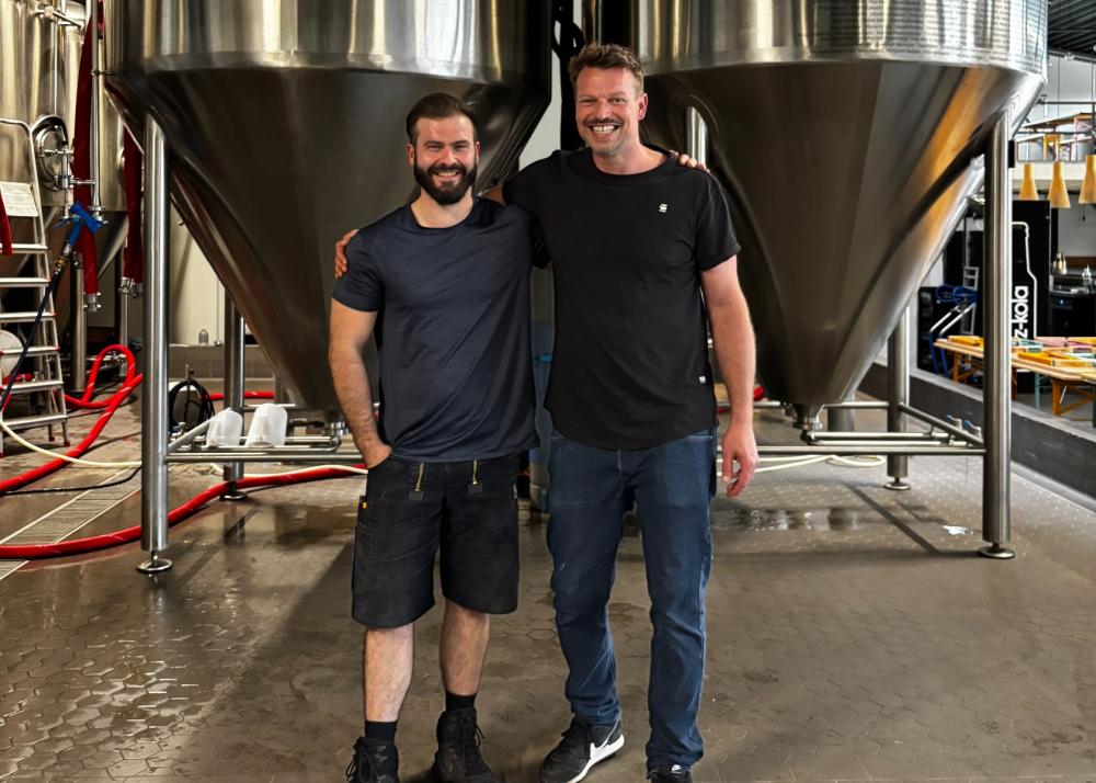 Geschäftsführer David Ufer (rechts) und Brauer Philipp Andiel blicken zuversichtlich in die Zukunft der Brauerei.
