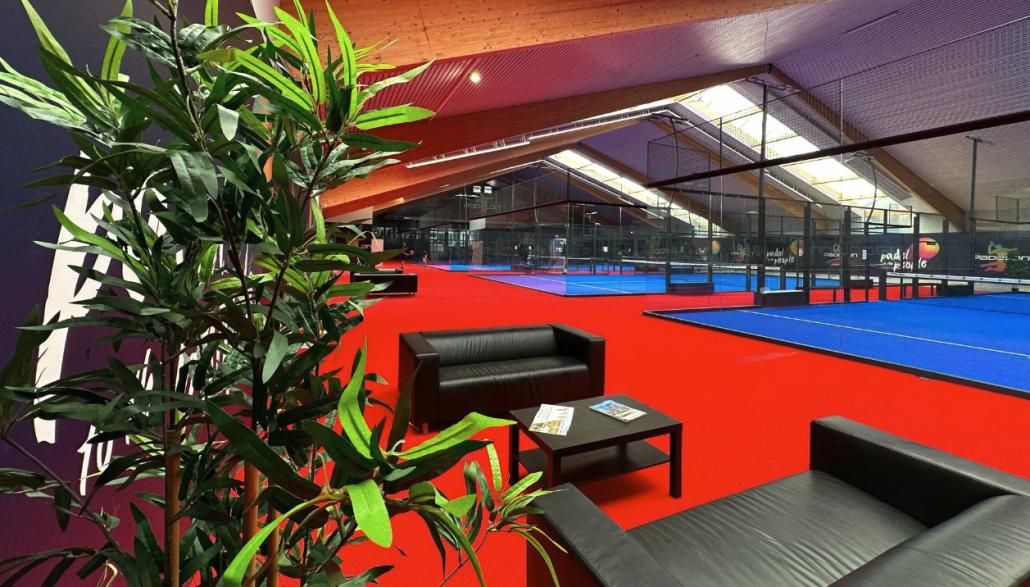 Sport trifft Komfort: Die moderne Halle bietet nicht nur Platz für packende Matches, sondern auch gemütliche Zonen zum Zuschauen.
