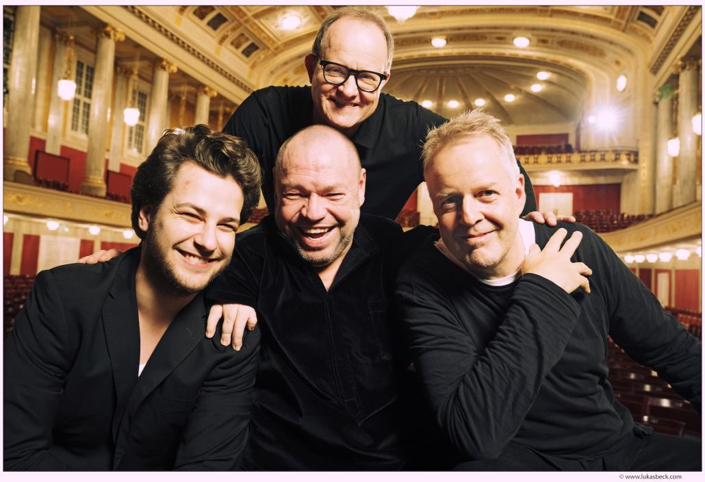 Seit 50 Jahren steht Thomas Quasthoff (Foto Mitte) auf den Bühnen der Welt – als dreifacher Grammy-Gewinner, Bass-Bariton und eine der großen Künstlerpersönlichkeiten. 