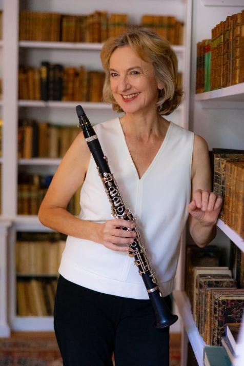 Sabine Meyer ist eine der bekanntesten Klarinettist:innen der Welt und hat im Laufe ihrer Karriere viel dazu beigetragen, die Klarinette auch zu einem geschätzten Soloinstrument zu machen.