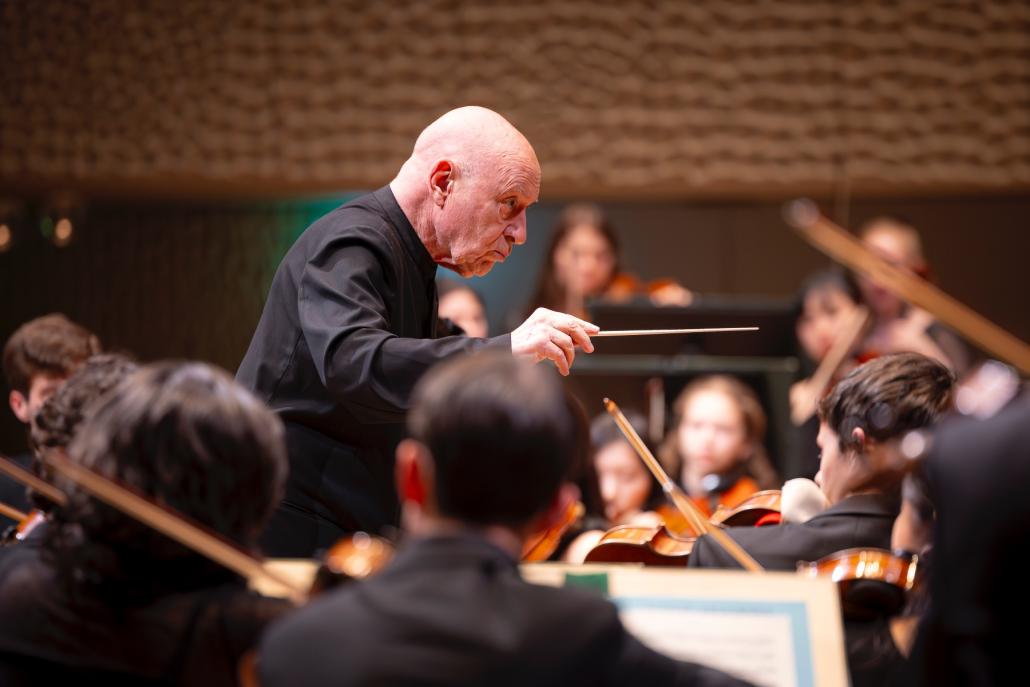 Seit vielen Jahren leitet Eschenbach das Schleswig-Holstein Festival Orchestra, das jedes Jahr aufs Neue aus über 100 Nachwuchsmusiker:innen aus aller Welt zusammengestellt wird.