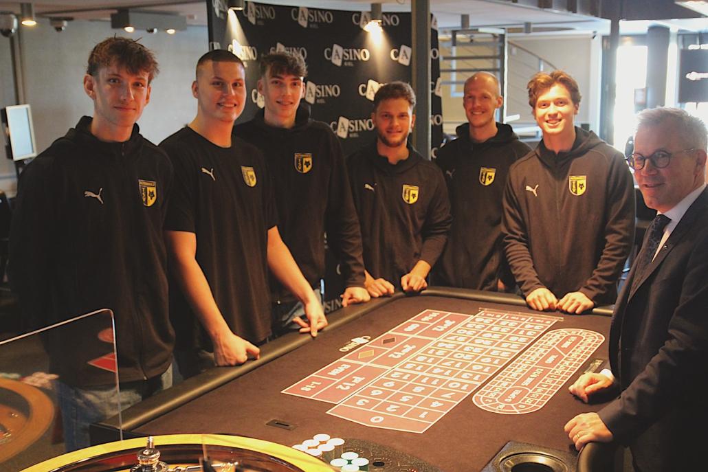 Direktor des Casino Kiel, Tilo Schwonbeck (rechts), begrüßte die neuen Gesichter der "Wölfe" am Roulette-Tisch.