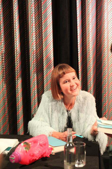 Caroline Wahl signiert geduldig ihre eigenen Bestseller, welche die Fans ihr entgegenstrecken.