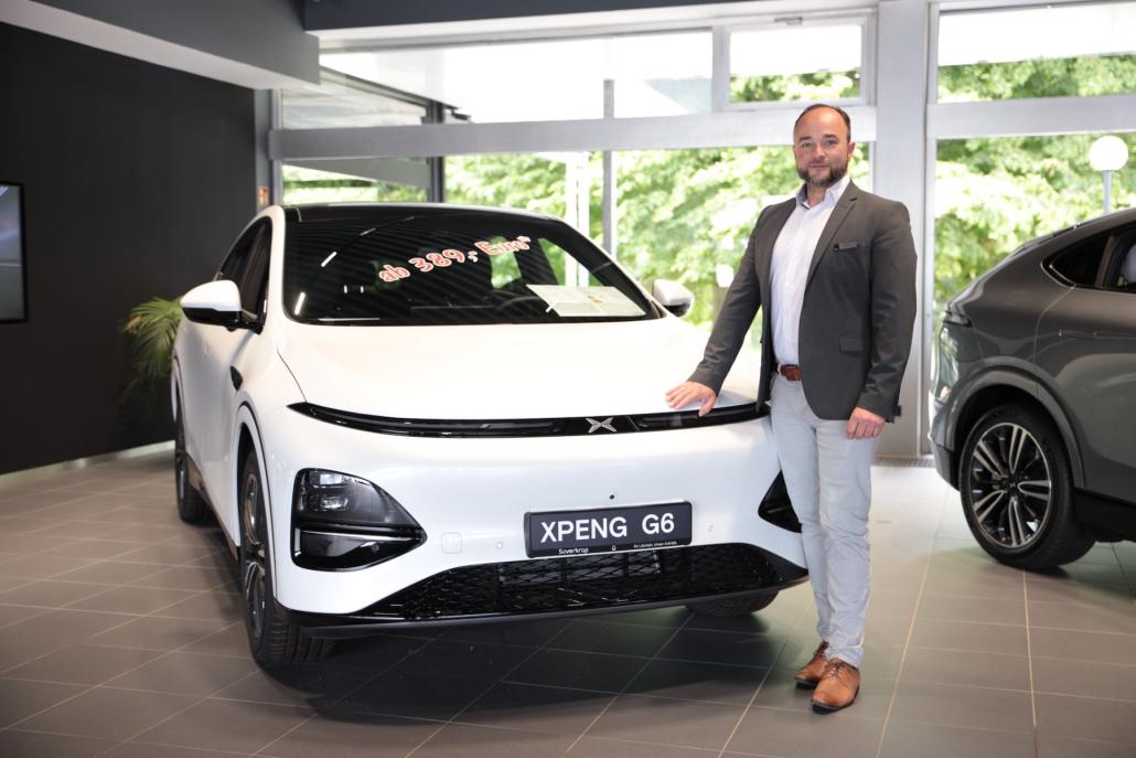Brand Manager Torben Bähr mit dem neuen XPENG G6.