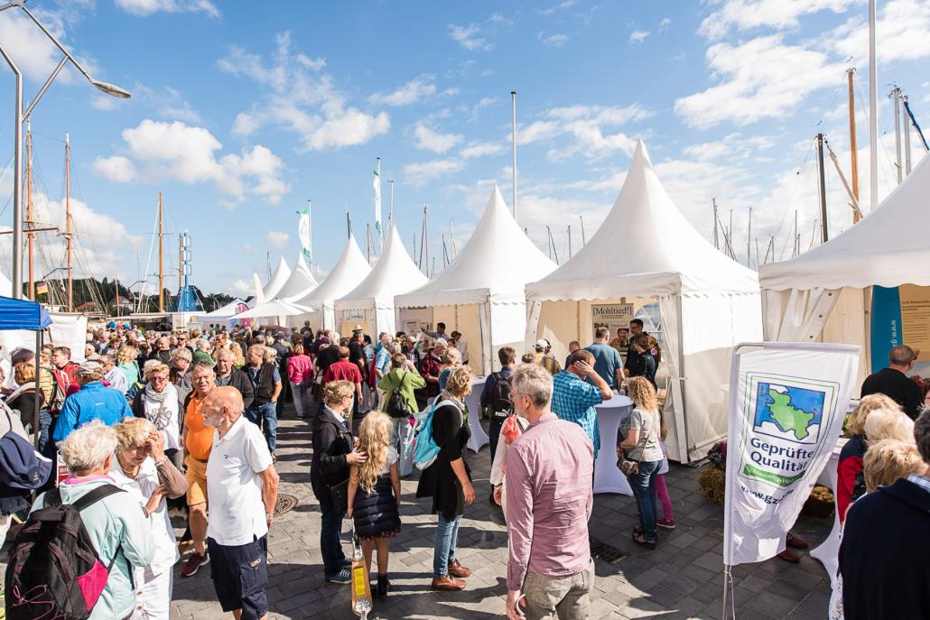 Bummeln, probieren, genießen: Beim mohltied! GREEN MARKT an der Eckernförder Hafenspitze präsentieren rund 40 Aussteller regionale Köstlichkeiten aus Schleswig-Holstein.