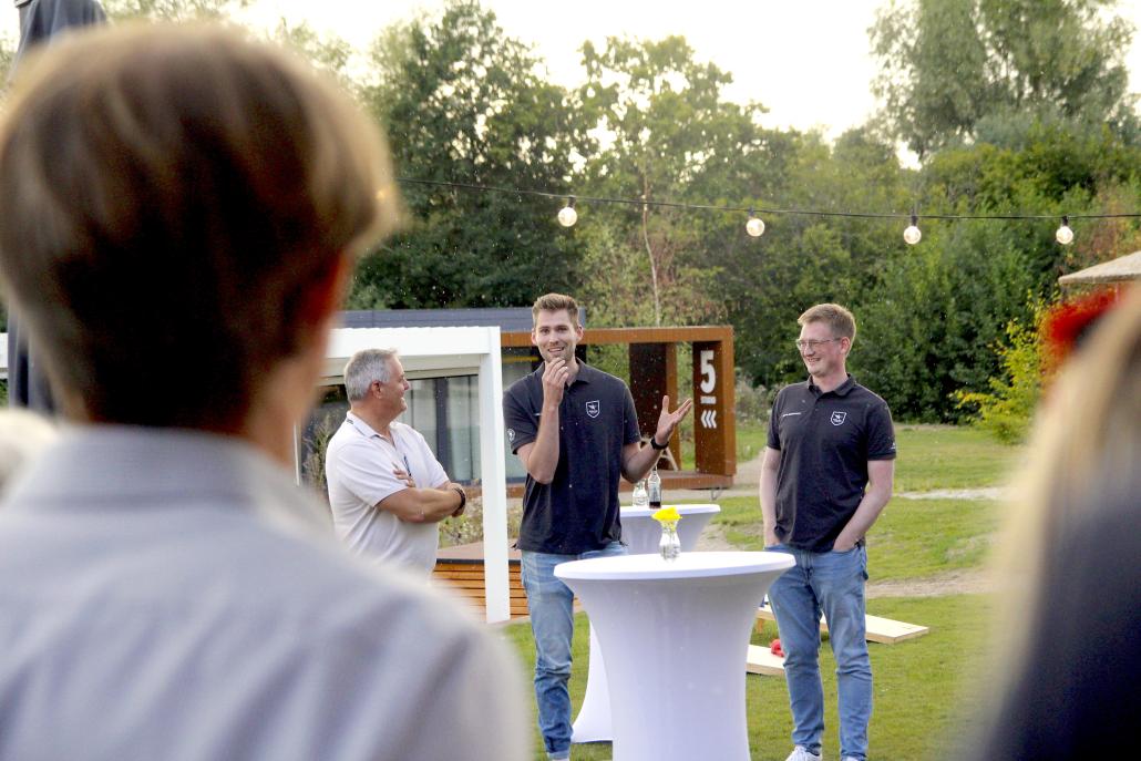 Erik Niederlücke (Mitte) mit Michael Sevenheck (links) und KTV-Trainer Brar Gerhardt.