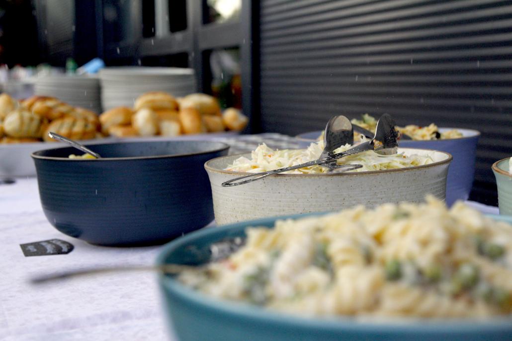 Das köstliche Catering genossen alle Gäste wegen des einsetzenden Regens in den Räumlichkeiten des falkemedia Green Campus.