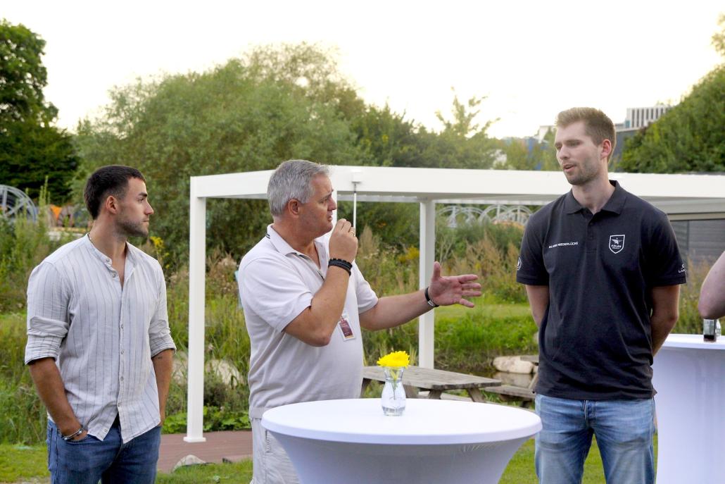 Michael Sevenheck (Mitte) mit Tim Möller (falkemedia Green Campus, li.) und Erik Niederlücke (KTV-Kapitän).