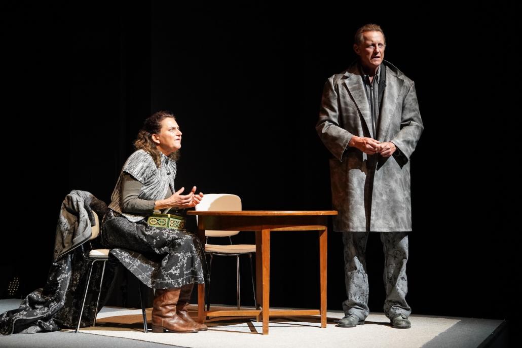 Anna (Yvonne Ruprecht) und Otto Quangel (Immanuel Humm) entscheiden nach dem Tod ihres Sohnes an der Front, dass es an der Zeit ist, etwas gegen das Nazi-Regime zu unternehmen.