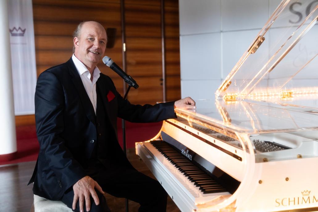 Peter C. Frank singt die populären Songs von Udo Jürgens am Original-Flügel des Künstlers.