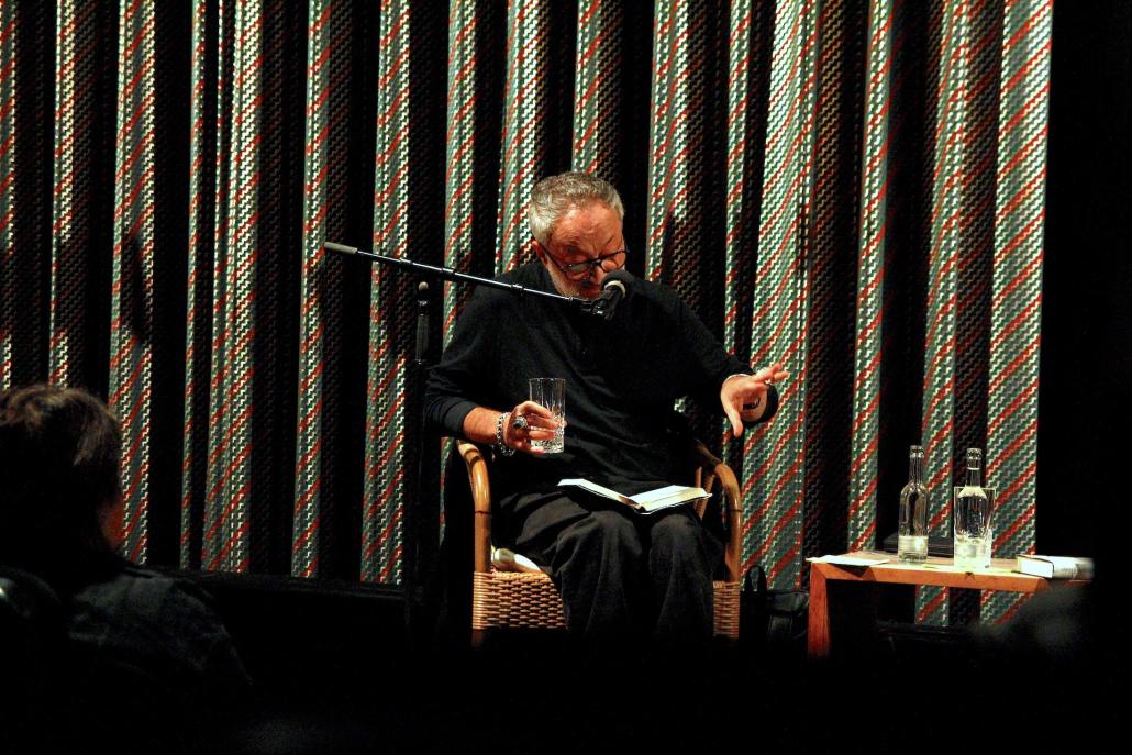 Zwischen Realität und Erzählung: Feridun Zaimoglu liest Passagen aus seinem Roman, in dem Fiktion und autobiografische Anklänge untrennbar ineinanderfließen