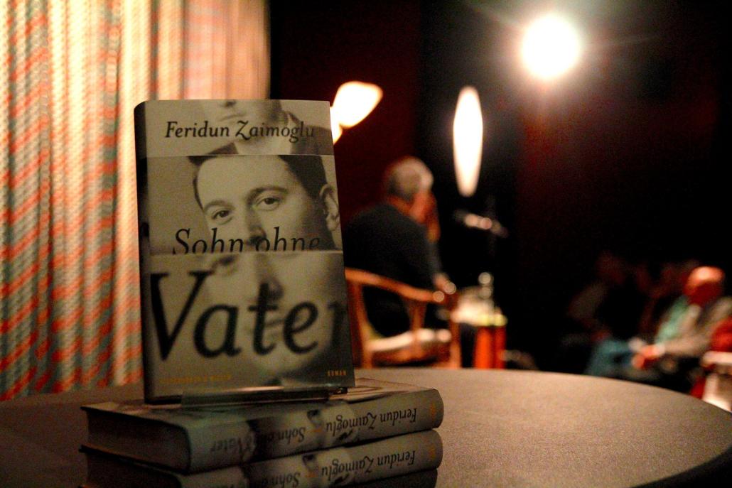 Zwischen Lachen und Nachdenken: Das Publikum erlebt einen vielschichtigen Abend mit dem Kieler Autor