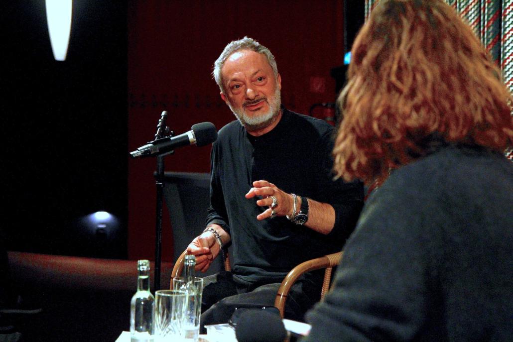 Feridun Zaimoglu im Gespräch mit Literaturbloggerin Maline Kotetzki bei der Lesung seines Romans „Vater ohne Sohn“ im Studio Kino Kiel.
