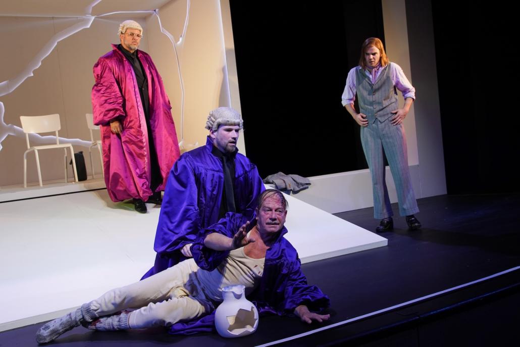 Zacharias Preen (vorne) gibt Kleists Dorfrichter Adam in Heinrich von Kleists „Der zerbrochen Krug“